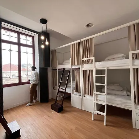 Destination Hostel *